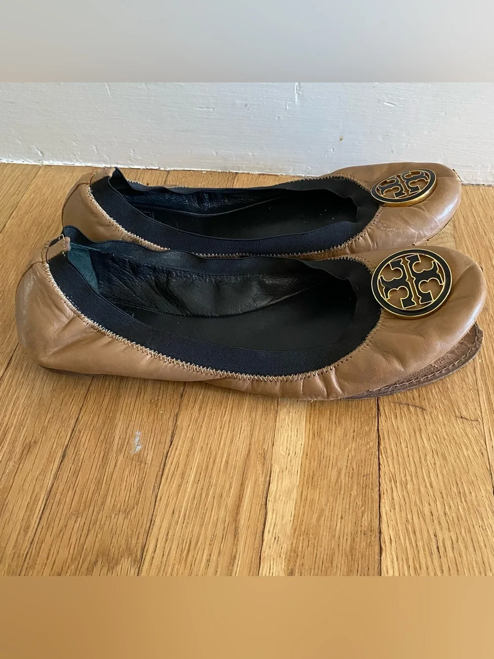 Tory Burch driving shoes Womens 11 tan logo designer *need repair to sole*